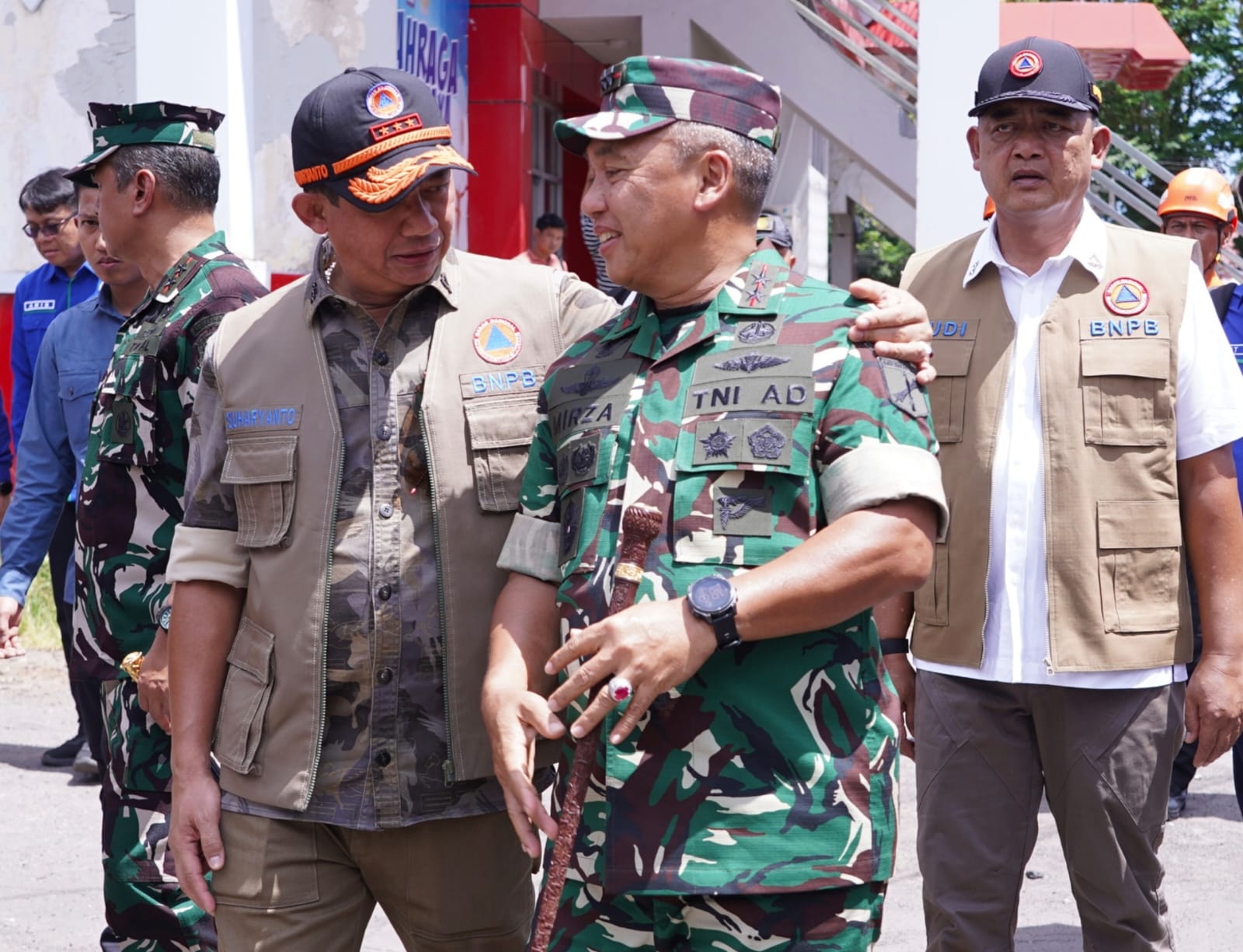 Pangdam XIII/Merdeka Bersama Kepala BNPB RI Kunjungi GOR KONI Sulut dan Korban Gempa di Manado